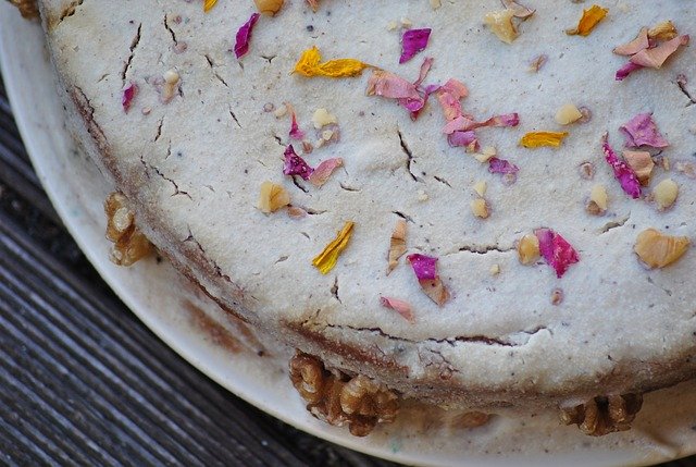 Cake with dried nasturtium flower decoration - tips for eating nasturtium
