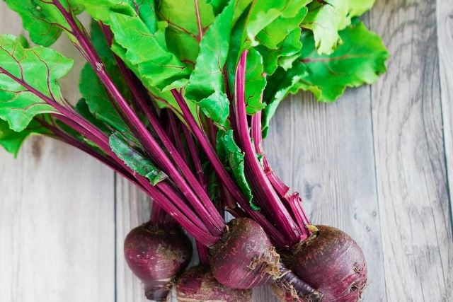 Eating Beet Greens and Recipe Ideas - Beetroots with Leafy Green Beet Tops